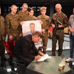 Uczestnicy zadania Książka i sport w budynku biblioteki
