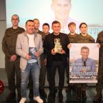 Uczestnicy zadania Książka i sport w budynku biblioteki