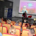 Spotkanie z autorką książek podróżniczych w sali widowiskowej biblioteki