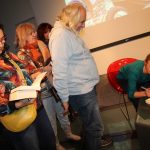 Spotkanie z autorką książek podróżniczych w sali widowiskowej biblioteki