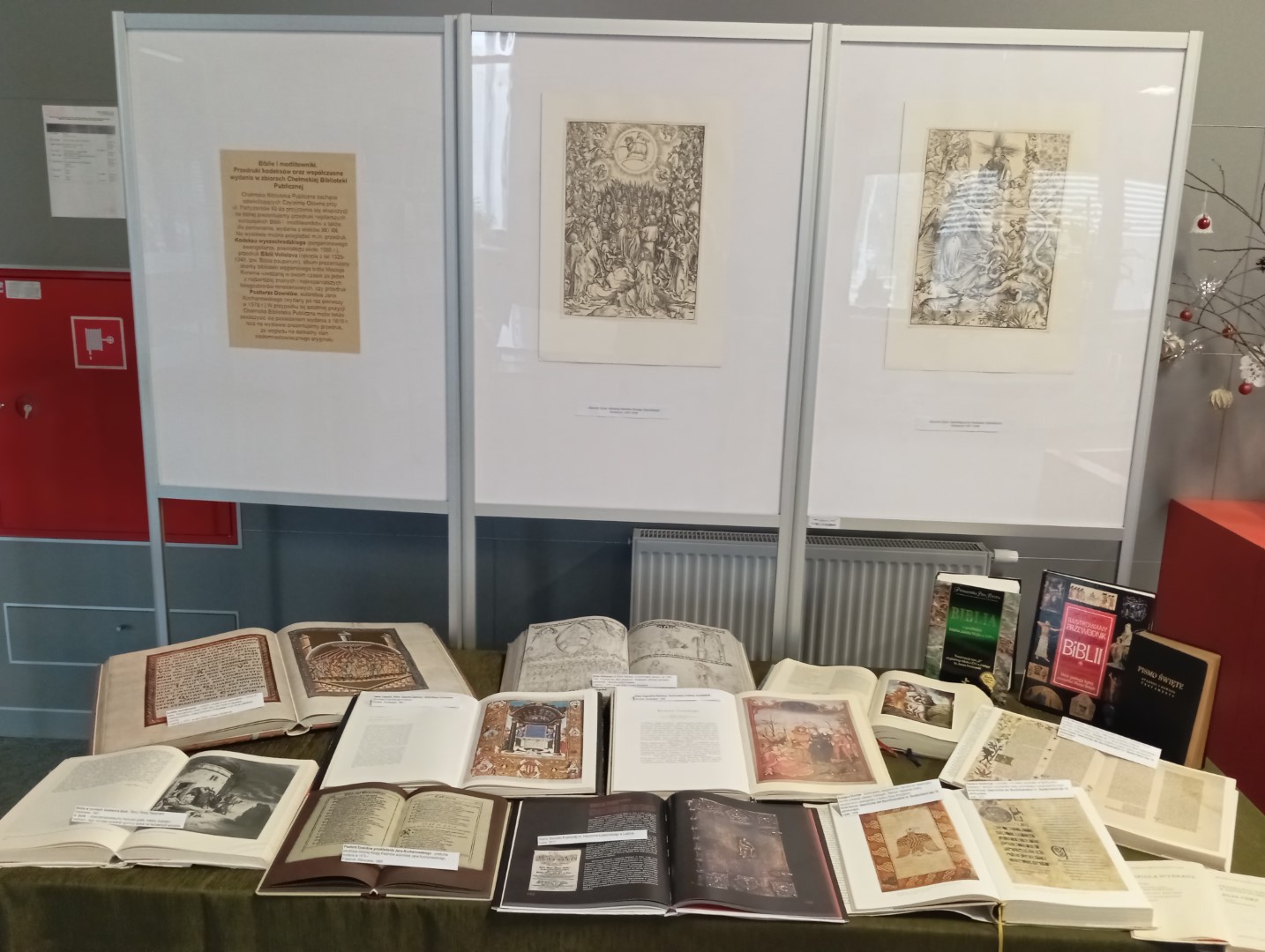 Wystawa „Biblie i modlitewniki. Przedruki kodeksów oraz współczesne wydania w zbiorach Chełmskiej Biblioteki Publicznej”