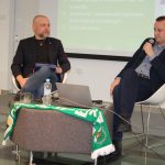 Gość oraz prowadzący spotkanie o języku sportu w sali widowiskowej ChBP