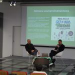 Gość oraz prowadzący spotkanie o języku sportu w sali widowiskowej ChBP