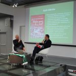 Gość oraz prowadzący spotkanie o języku sportu w sali widowiskowej ChBP