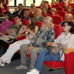 Spotkanie z Leszkiem Millerem w sali widowiskowej biblioteki