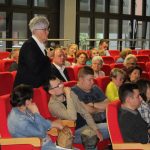 Spotkanie z Leszkiem Millerem w sali widowiskowej biblioteki
