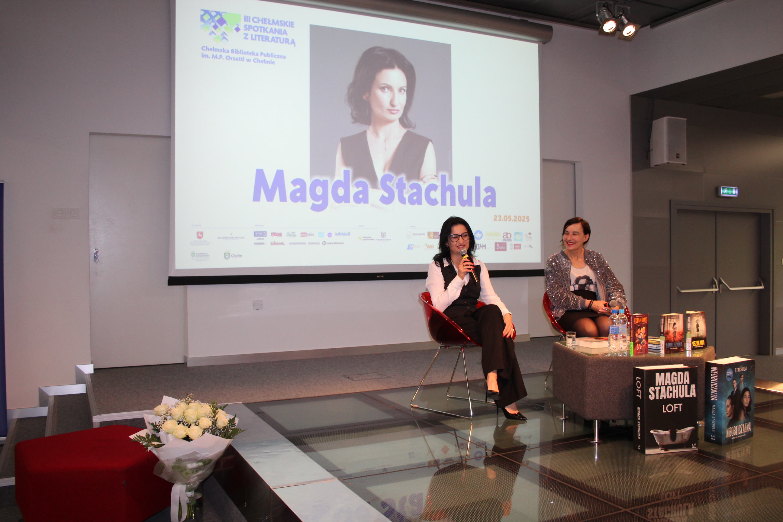 Magda Stachula podczas spotkania autorskiego w Chełmskiej Bibliotece