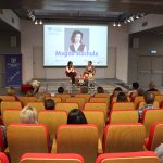 Magda Stachula podczas spotkania autorskiego w Chełmskiej Bibliotece