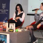 Magda Stachula podczas spotkania autorskiego w Chełmskiej Bibliotece