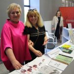 Wystawcy Targów Książki w sali biblioteki