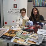 Wystawcy Targów Książki w sali biblioteki