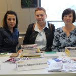 Wystawcy Targów Książki w sali biblioteki