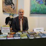 Wystawcy Targów Książki w sali biblioteki