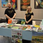 Wystawcy Targów Książki w sali biblioteki