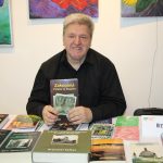 Wystawcy Targów Książki w sali biblioteki