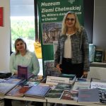 Wystawcy Targów Książki w sali biblioteki