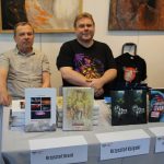 Wystawcy Targów Książki w sali biblioteki
