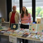 Wystawcy Targów Książki w sali biblioteki