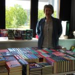 Wystawcy Targów Książki w sali biblioteki