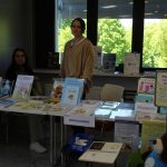 Wystawcy Targów Książki w sali biblioteki