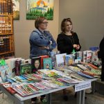 Wystawcy Targów Książki w sali biblioteki