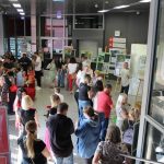 Uczestnicy wernisażu prac malarskich - dzieci i dorośli