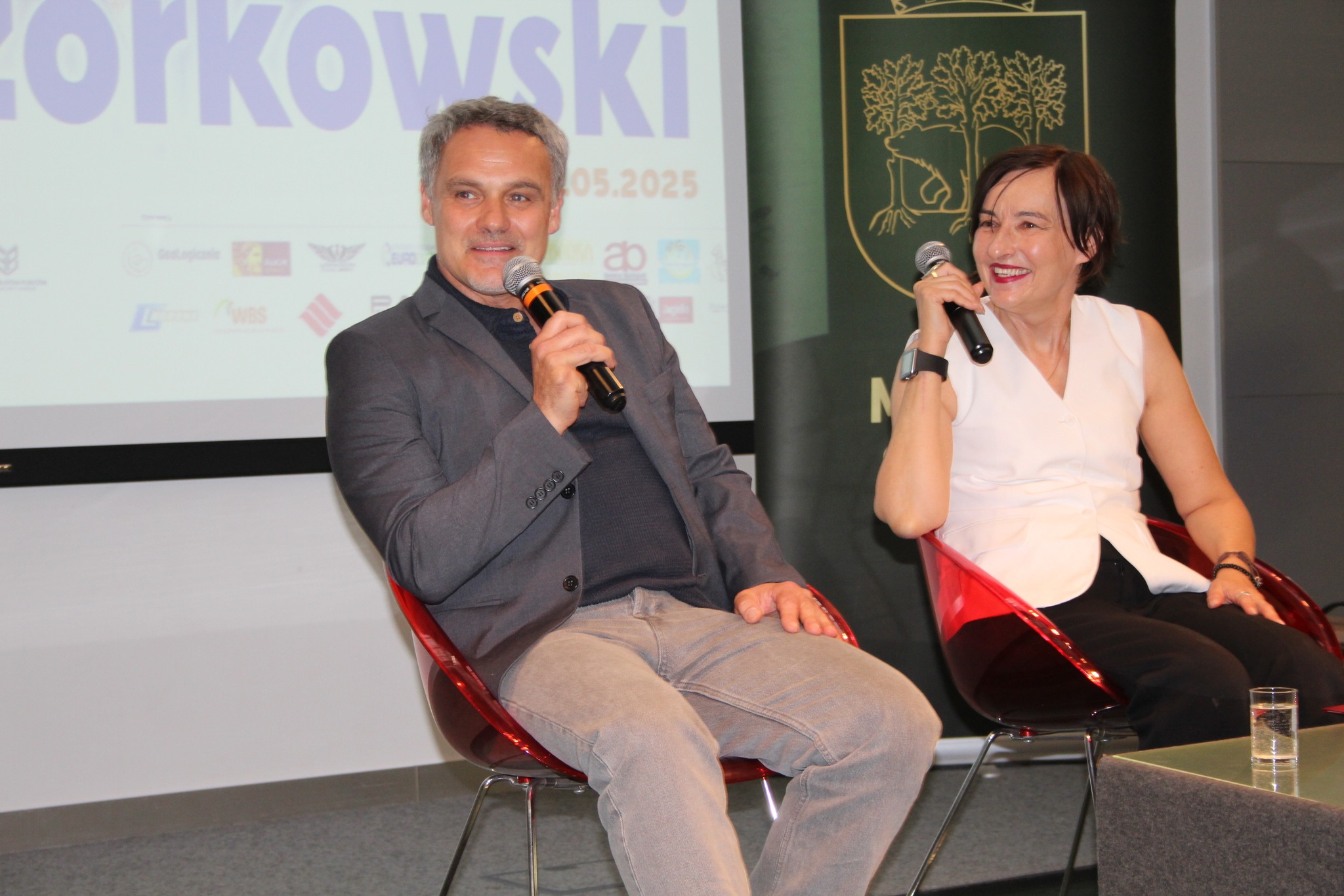 Spotkanie autorskie w sali widowiskowej biblioteki podczas IV Chełmskich Targów Książki