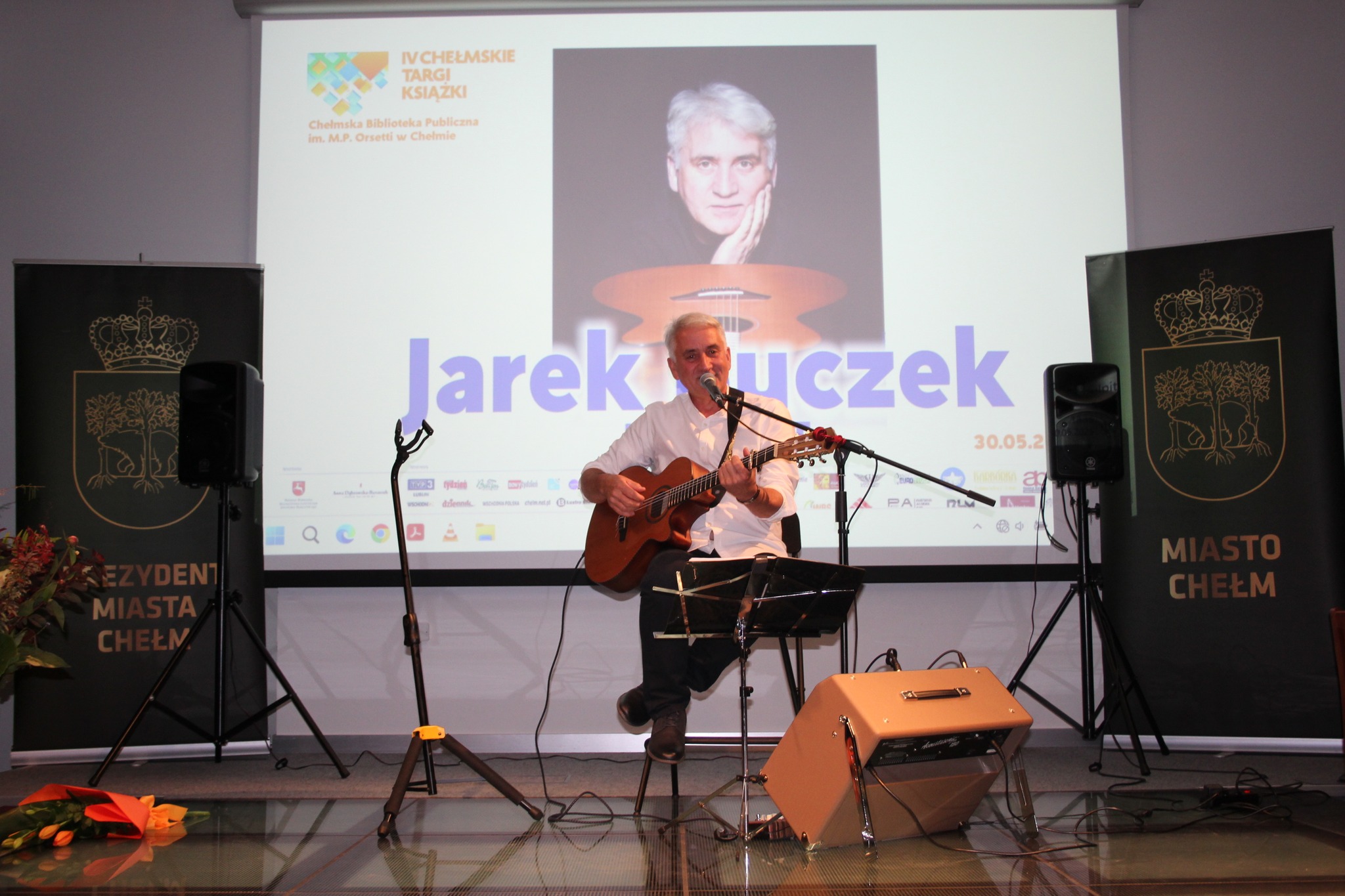 Koncert poetycki na scenie sali widowiskowej Biblioteki