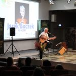 Koncert poetycki na scenie sali widowiskowej Biblioteki