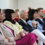 Uczestnicy spotkania w sali widowiskowej biblioteki
