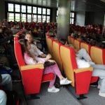 Publiczność podczas spotkania w sali widowiskowej biblioteki