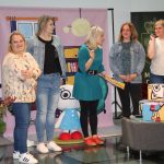 Uczestnicy spotkania z Moniką Skikiewcz w sali widowiskowej biblioteki