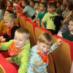 Dzieci - uczestnicy spotkania z Moniką Skikiewcz w sali widowiskowej biblioteki