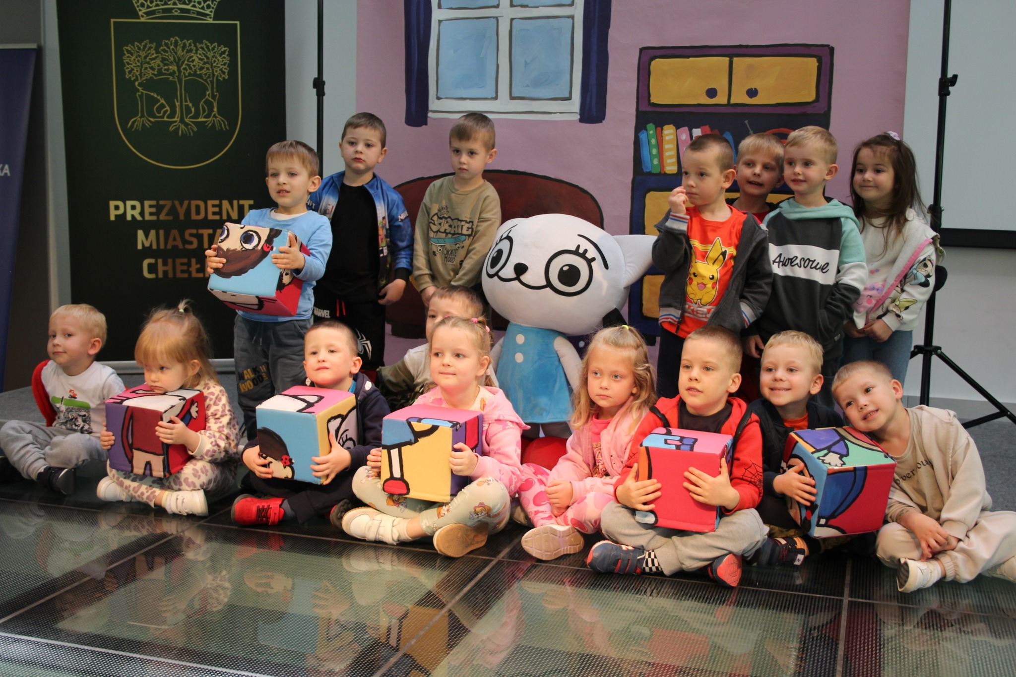 Dzieci - uczestnicy spotkania z Moniką Skikiewcz w sali widowiskowej biblioteki