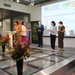 Nagradzani czytelnicy biblioteki na scenie sali widowiskowej