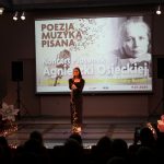 Uczennicą Studia wokalnego podczas występu w sali widowiskowej biblioteki