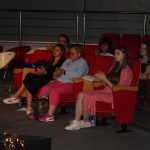 Widownia koncertu Studia wokalnego podczas występu w sali widowiskowej biblioteki