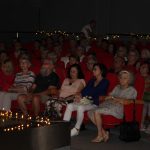 Widownia koncertu Studia wokalnego podczas występu w sali widowiskowej biblioteki