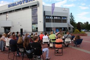 Wykonawcy i publiczność koncertu "Muzyka poezją pisana" do tekstów Juliana Tuwima