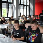 Uczestnicy warsztatów tworzenia biżuterii z materiałów ekologicznych