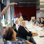 Uczestnicy warsztatów tworzenia biżuterii z materiałów ekologicznych