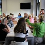 Uczestnicy warsztatów tworzenia biżuterii z materiałów ekologicznych