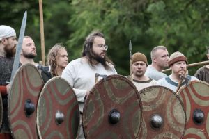 Przemarsz wojów podczas rekonstrukcji historycznej