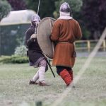 Pojedynek wojów podczas rekonstrukcji historycznej