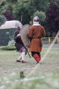 Pojedynek wojów podczas rekonstrukcji historycznej