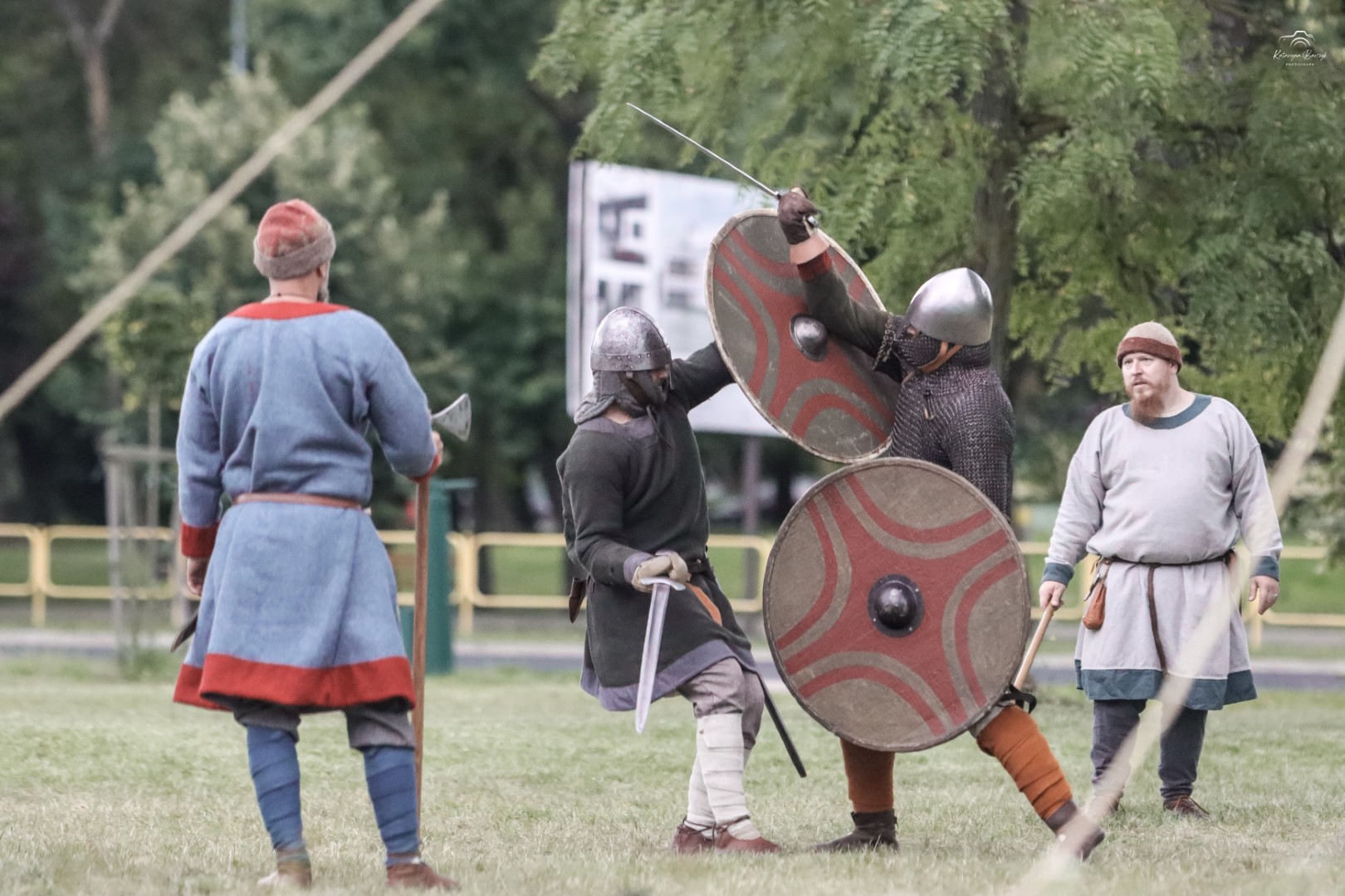 Pojedynek wojów podczas rekonstrukcji historycznej