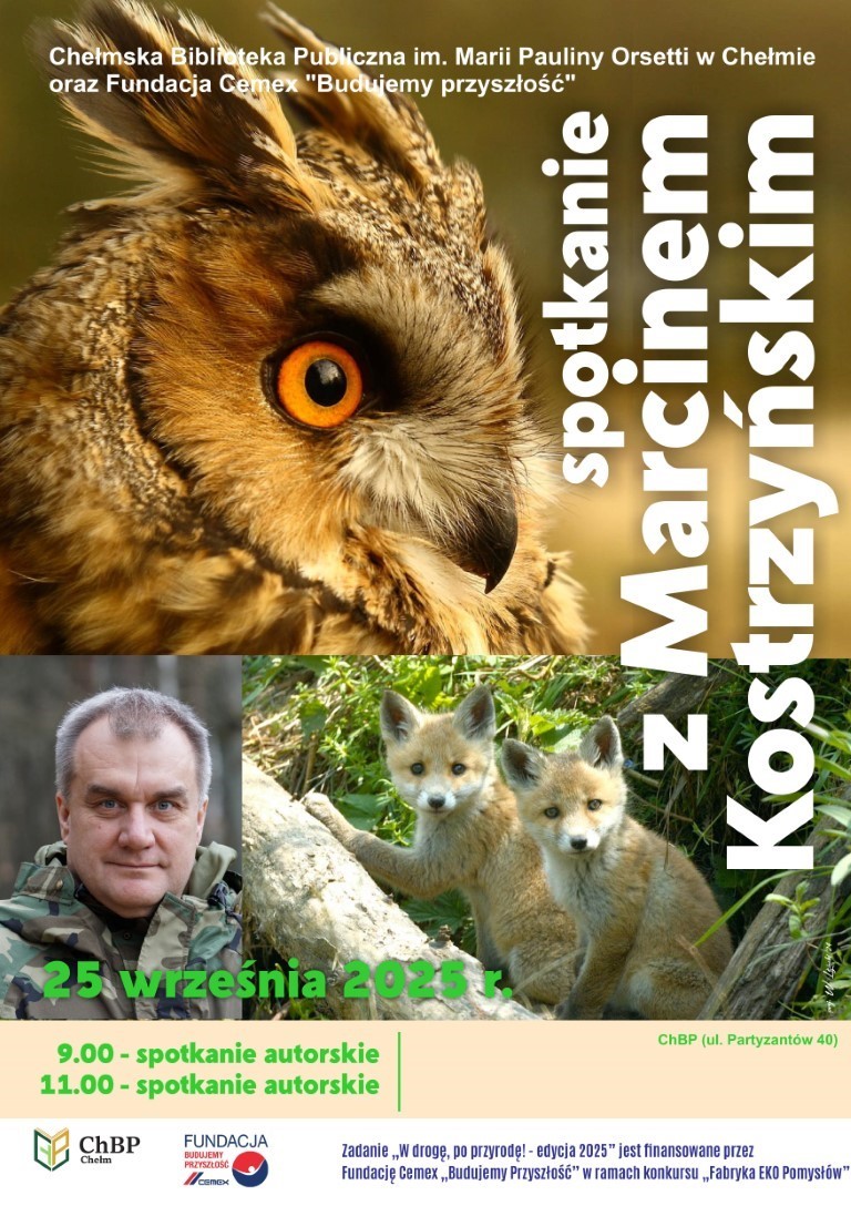 plakat promujący spotkanie z przyrodnikiem Marcinem Kostrzyńskim. Na plakacie sowa, liski, oraz zdjęcie mężczyzny Marcina Kostrzyńskiego
