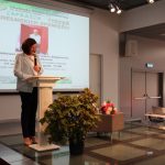 Na scenie przemawiająca kobieta - Uroczystość z okazji 80-lecia urodzin Zbigniewa Waldemara Okonia