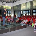 Na scenie Marcin Kostrzyński przemawia do dzieci, która jest publicznością
