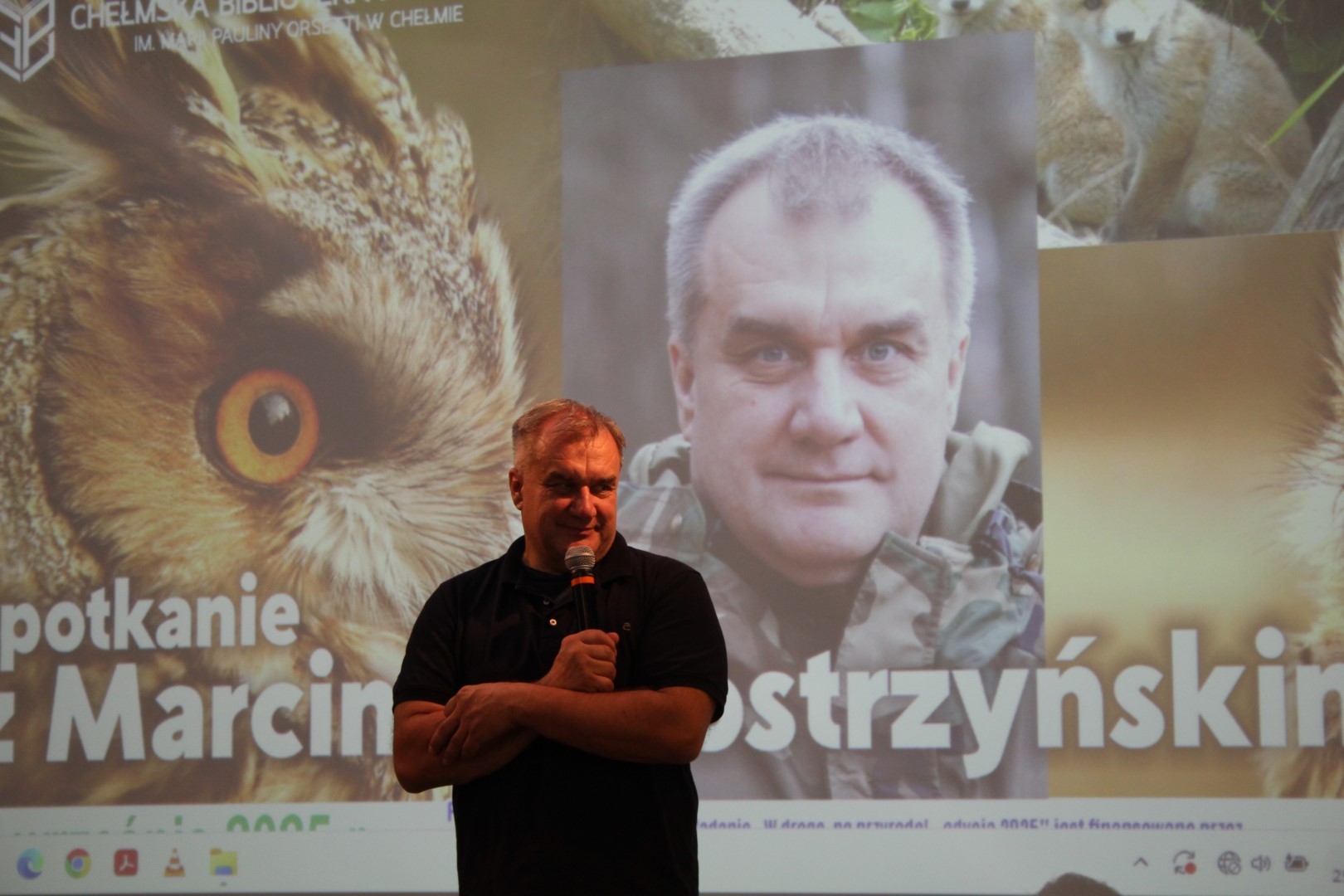 Marcin Kostrzyński przemawia w tle plakat ze zwierzętami